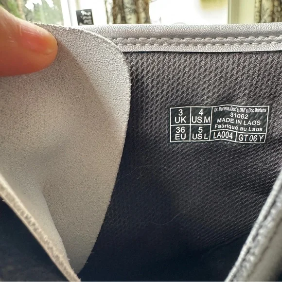 NWOB 🦄Iridescent rainbow Doc Martens! - Picture 13 of 15